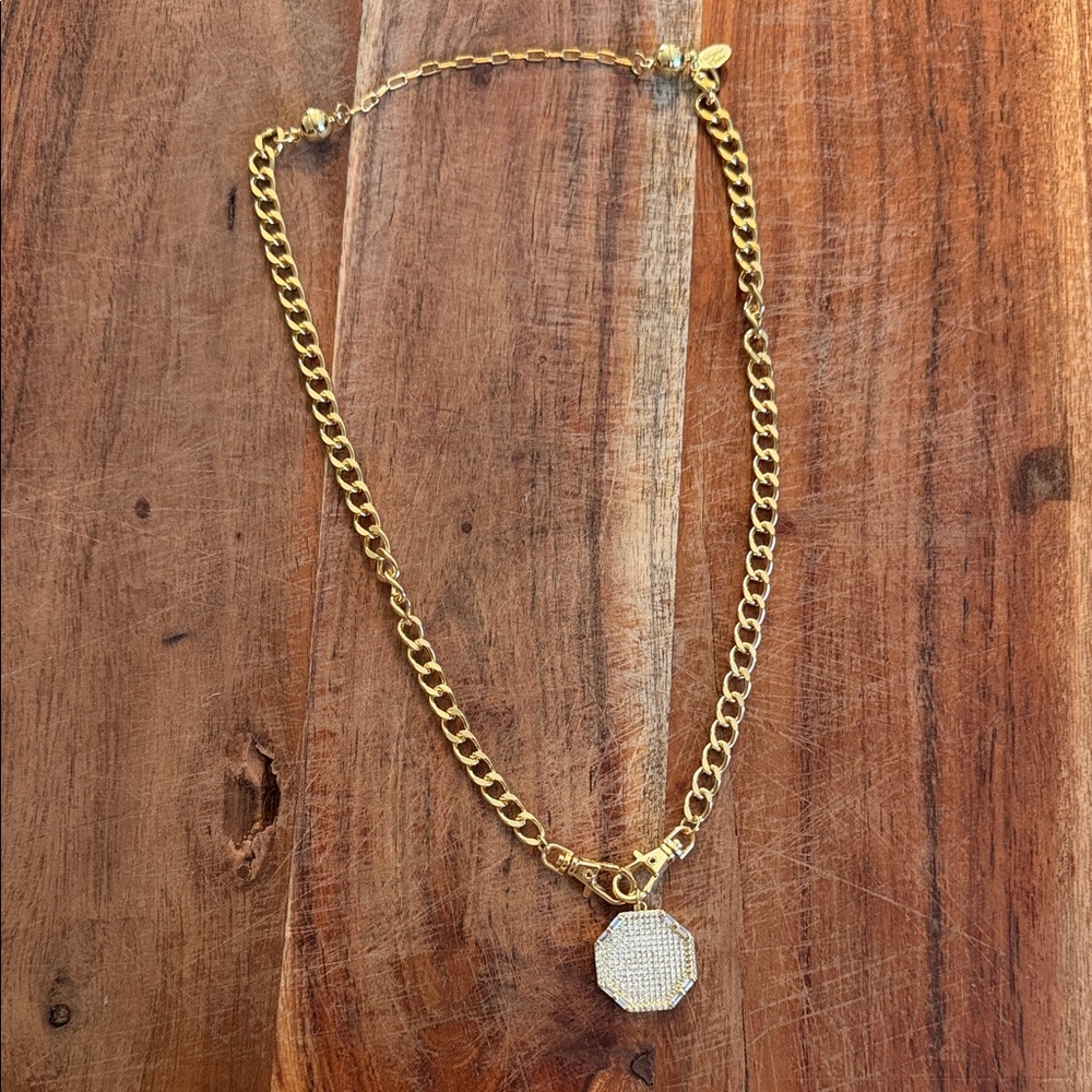 Chic Gold Necklace with Geometric Pendant